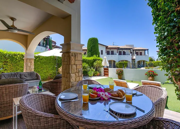 Junior Zeus, Hot Tub And Communal Pool, Aphrodite Hills 库克里亚