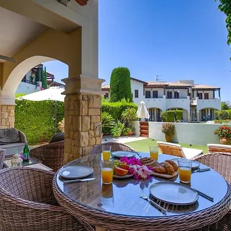 Junior Zeus, Hot Tub And Communal Pool, Aphrodite Hills Куклия