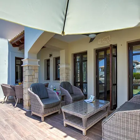Вилла Junior Zeus, Hot Tub And Communal Pool, Aphrodite Hills Куклия