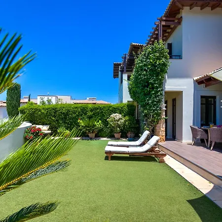 Junior Zeus, Hot Tub And Communal Pool, Aphrodite Hills Вилла