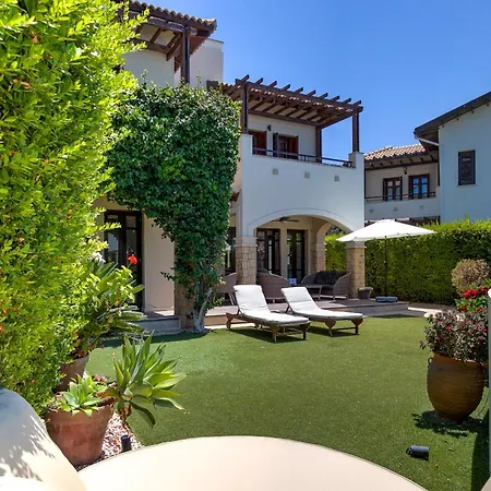 Junior Zeus, Hot Tub And Communal Pool, Aphrodite Hills Вилла