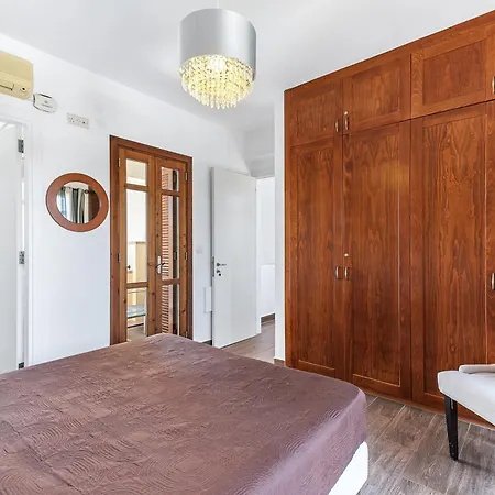 Вилла Junior Zeus, Hot Tub And Communal Pool, Aphrodite Hills Куклия