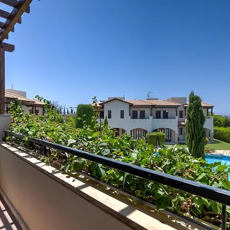 Junior Zeus, Hot Tub And Communal Pool, Aphrodite Hills Вилла