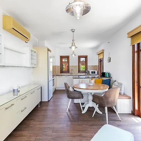 Villa Junior Zeus, Hot Tub And Communal Pool, Aphrodite Hills