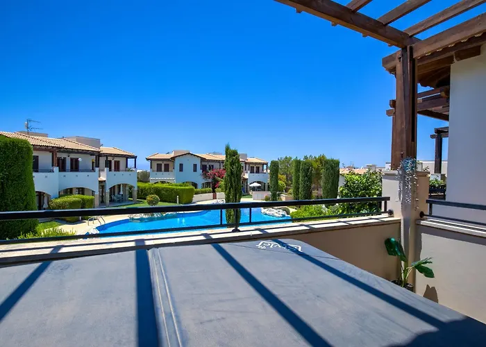 Junior Zeus, Hot Tub And Communal Pool, Aphrodite Hills * クークリア